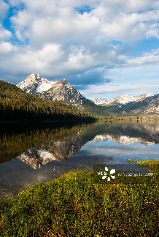锯齿山脉倒映在斯坦利湖中，美国爱达荷州卡斯特县图片素材