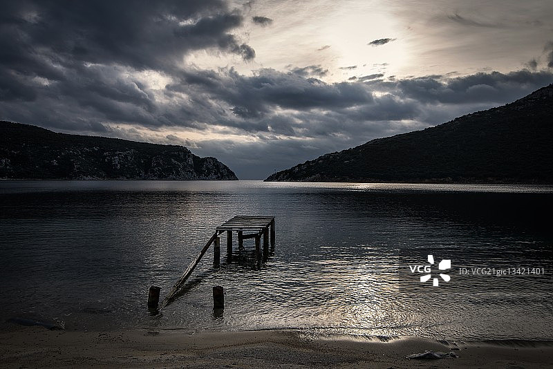 希腊科孚岛的断裂码头图片素材