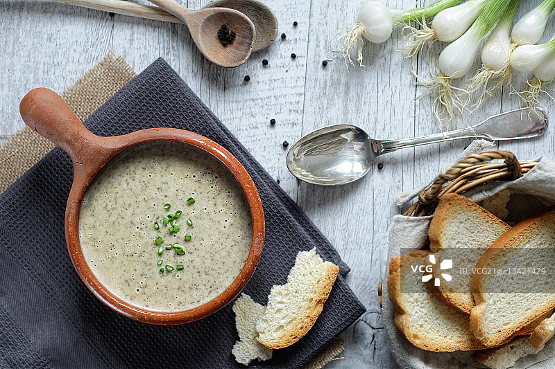配面包干的奶油蘑菇汤图片素材