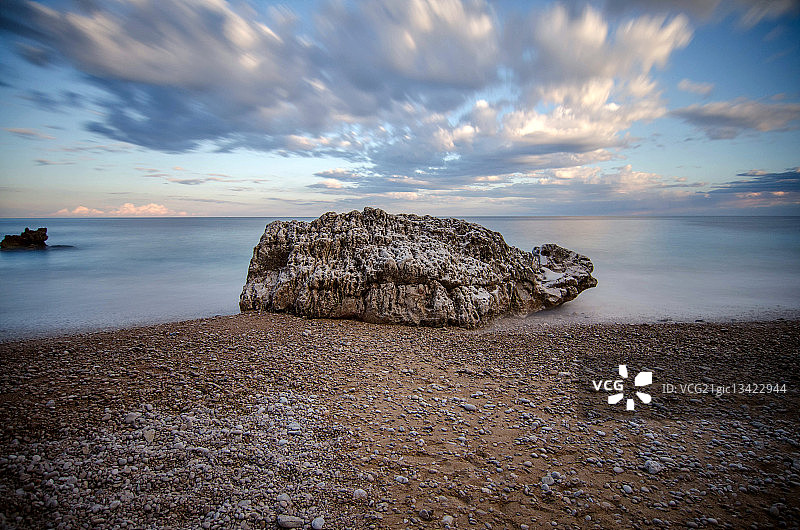 西班牙贝尼塔切尔海滩上的单块岩石图片素材