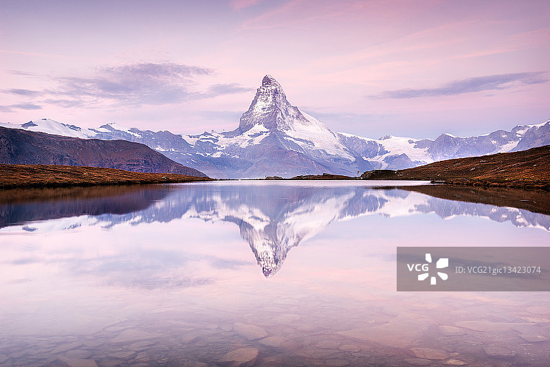 瑞士施泰利斯湖中倒映的马特宏峰图片素材