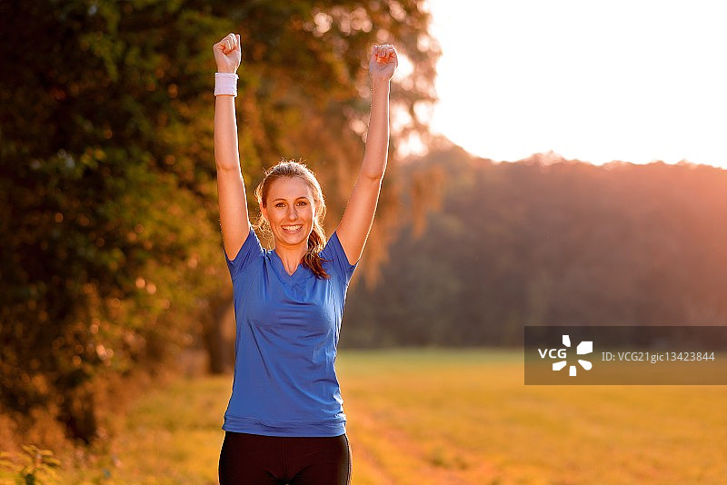 兴高采烈的年轻女子挥拳欢呼图片素材