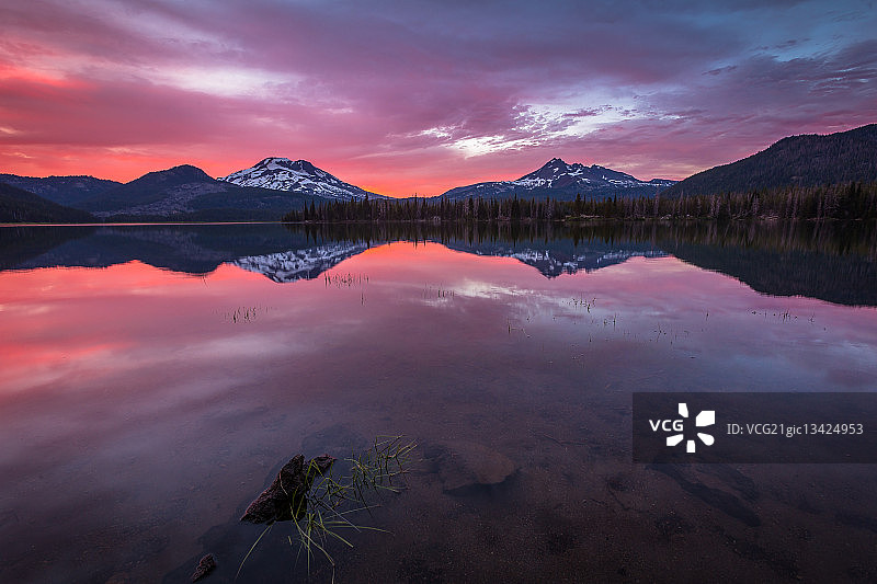 美国俄勒冈州斯帕克斯湖日落时的喀斯喀特山脉图片素材