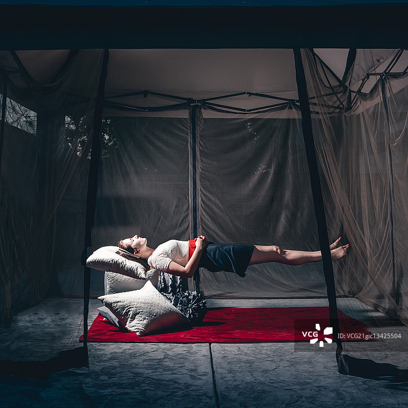 漂浮的女人图片素材