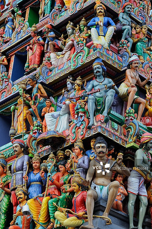 新加坡马里安曼兴都庙上色彩鲜艳的雕塑图片素材
