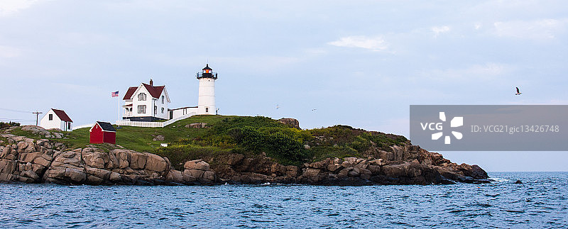 海岸线上的灯塔，内迪克角，约克，缅因州，美国图片素材