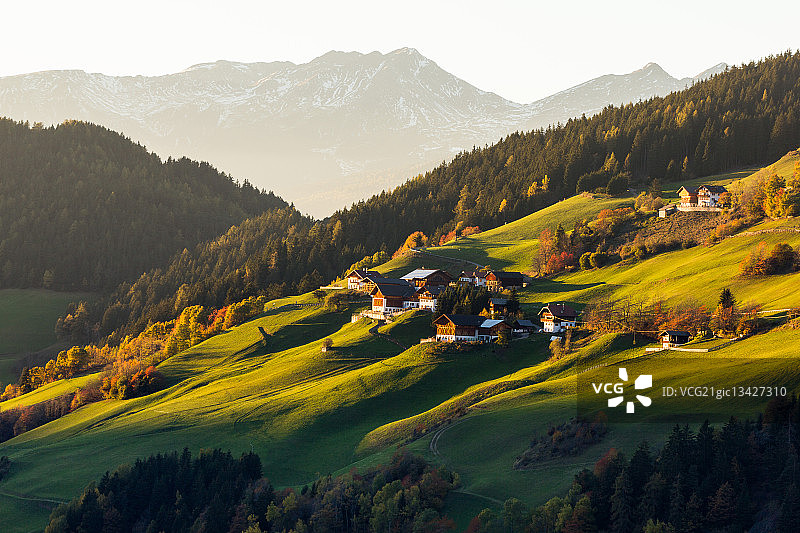 意大利山坡上的房屋建筑图片素材