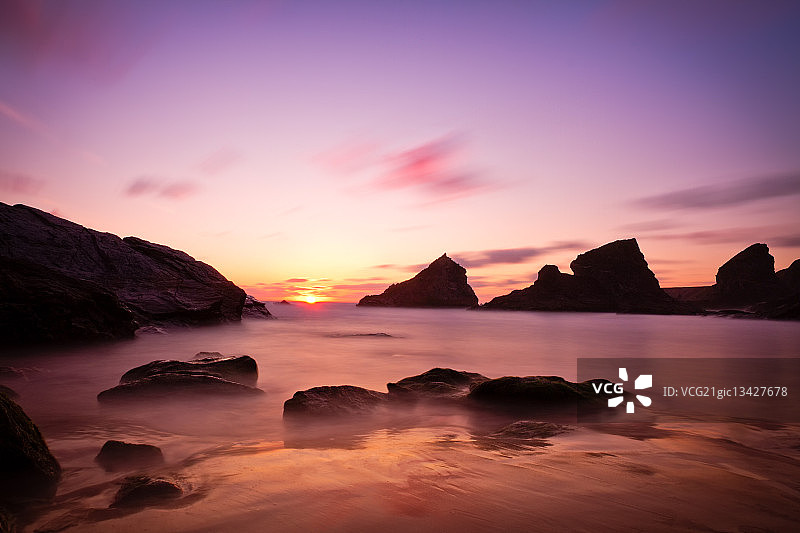 康沃尔郡贝德鲁坦阶梯日落：紫色天空图片素材