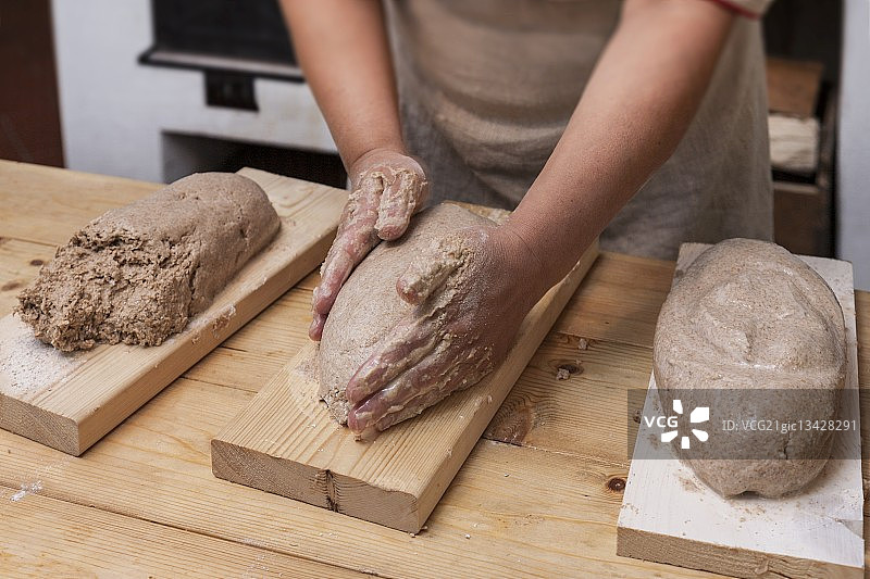 爱沙尼亚海勒努尔梅水磨坊，手工制作面包烘焙图片素材