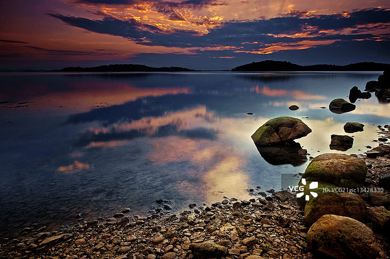 印度尼西亚巴淡岛黄昏时分的平静湖面图片素材