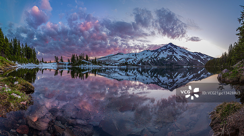 喀斯喀特山脉南锡斯特山峰倒映在俄勒冈州本德市绿湖中图片素材