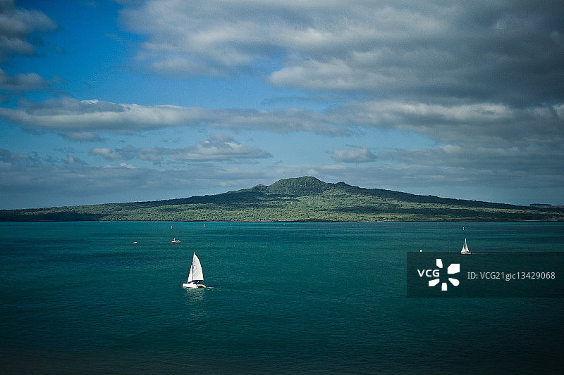 奥克兰朗伊托托岛附近海面上的帆船，新西兰图片素材