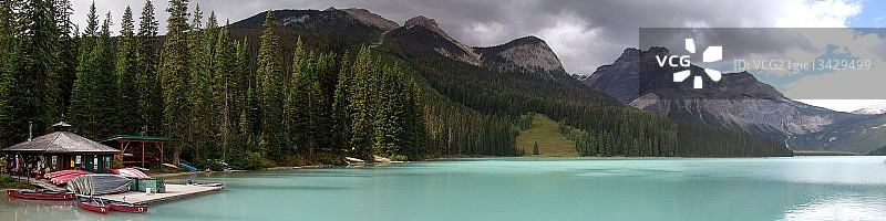 加拿大不列颠哥伦比亚翡翠湖与伯吉斯山图片素材