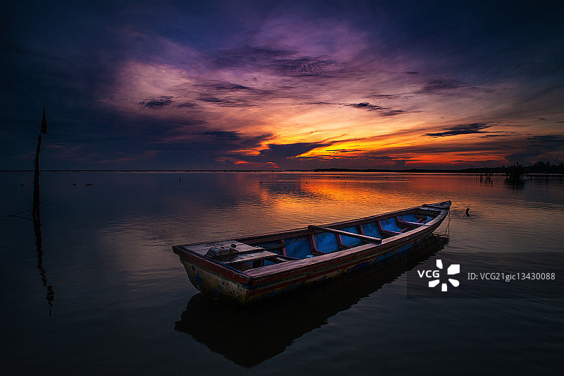 马来西亚日出时分的湖上船只图片素材