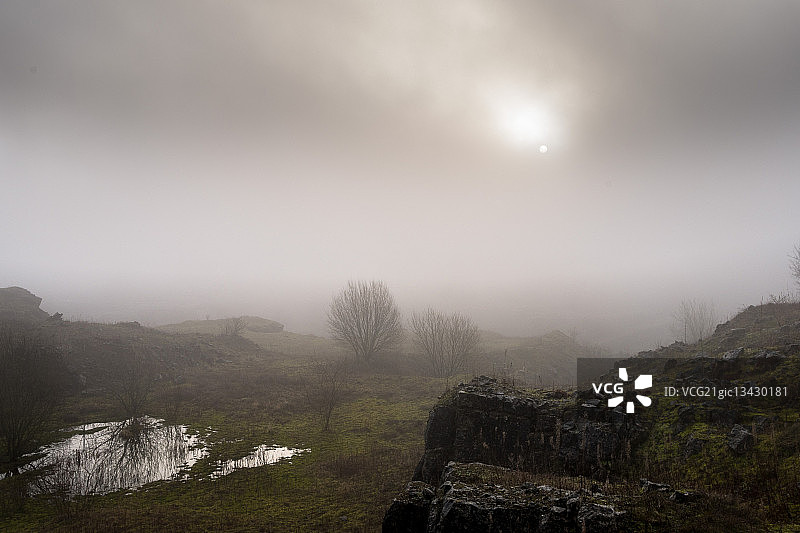 雾中的Wirksworth采石场，英国德比郡图片素材