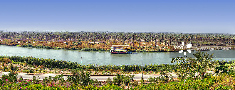 伊拉克晴空下的河流和平原景观图片素材