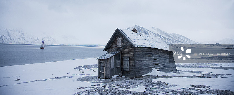 挪威斯瓦尔巴群岛上的一间小屋图片素材