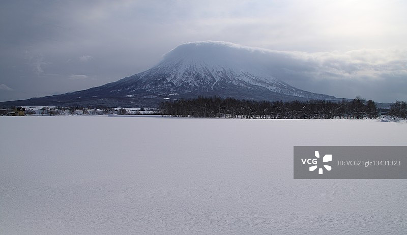 日本北海道俱知安雪原上的山图片素材