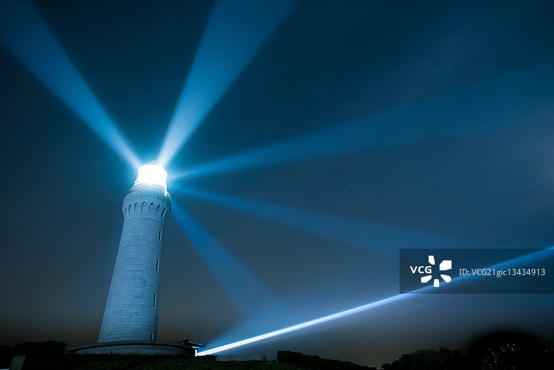 日本角岛灯塔的夜间灯光图片素材