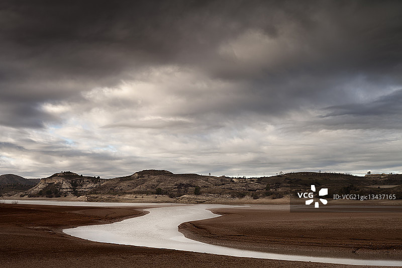 阴天下的河流，西班牙卡斯蒂利亚-拉曼恰阿尔巴塞特图片素材