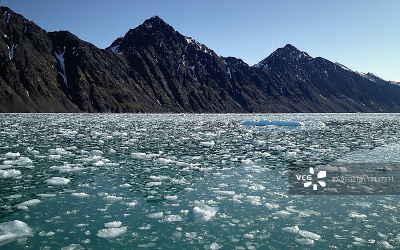 斯瓦尔巴群岛利利胡克峡湾的山脉图片素材