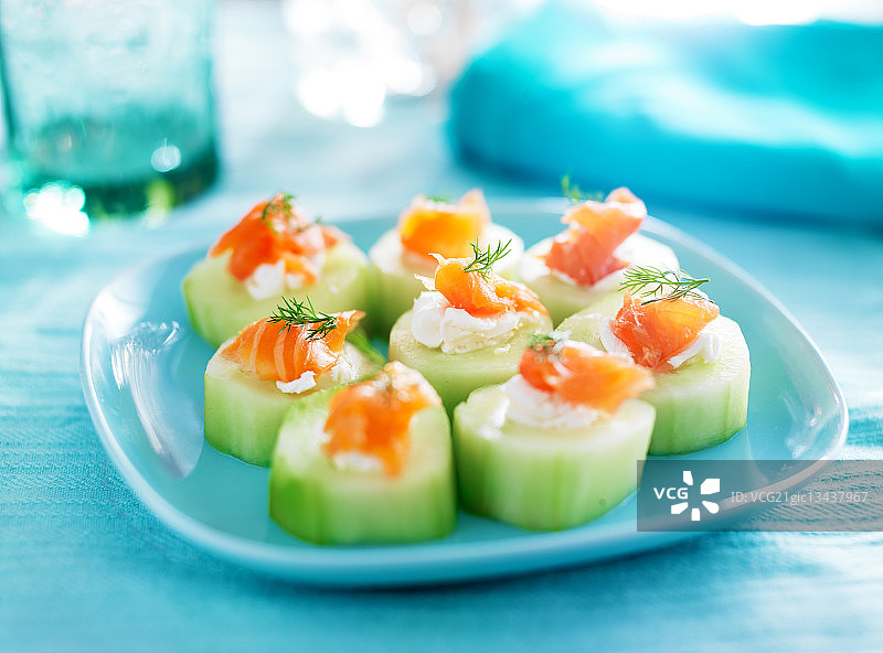 莳萝奶油奶酪和烟熏三文鱼黄瓜开胃菜图片素材