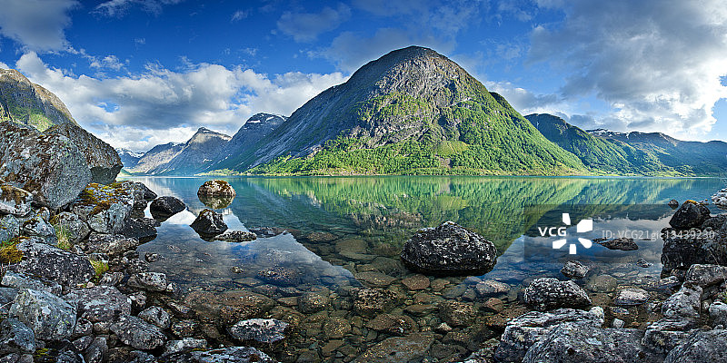 挪威海湾青山上的朵图片素材