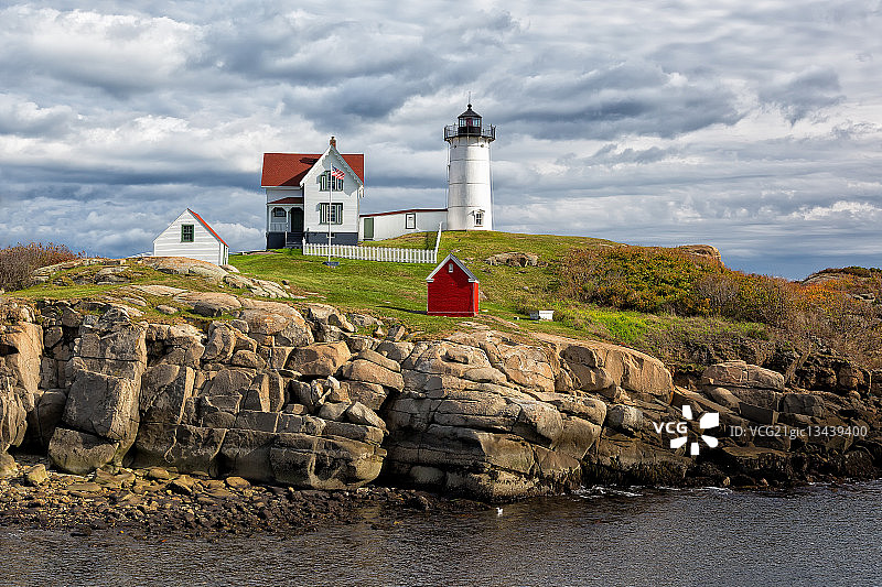 阴天下的纳布尔灯塔，美国缅因州约克海滩图片素材