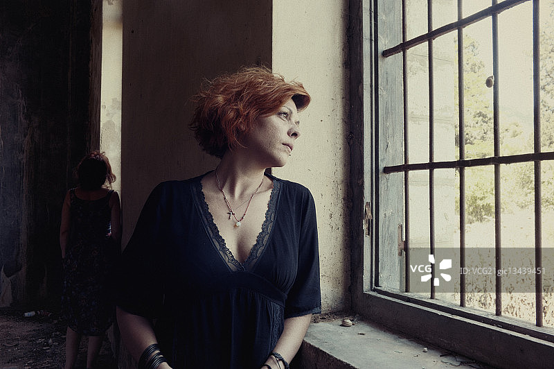 铁栅栏后的女人图片素材