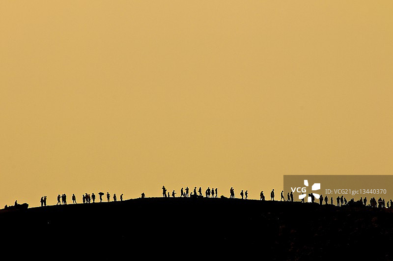 游客在意大利西西里岛埃特纳火山上行走图片素材