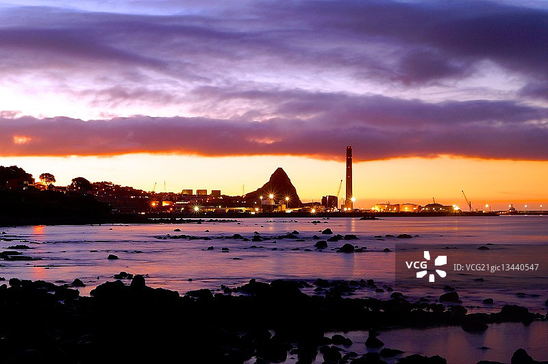 黄昏时的港口轮廓图片素材