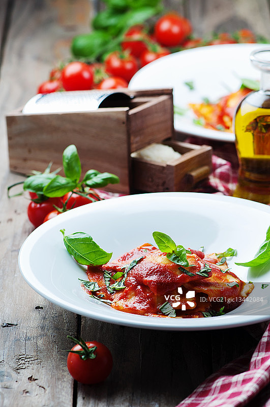 烹饪好的馄饨配番茄和罗勒图片素材