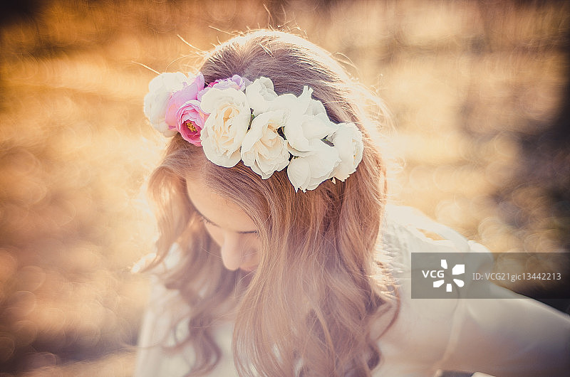 戴着花环的年轻女孩（16-17岁）图片素材