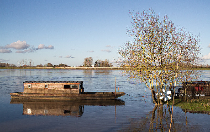 河流上的平底船图片素材