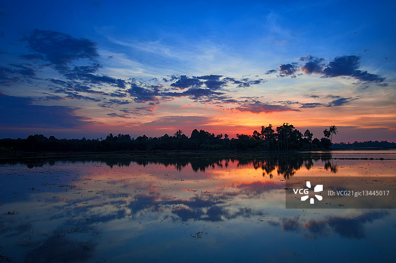 吉打居林色彩缤纷的日落湖图片素材