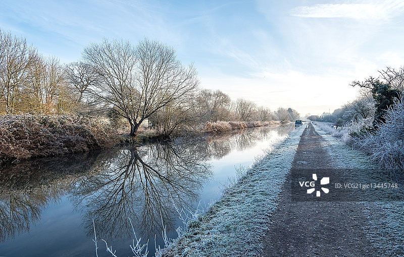 英格兰大运河上结霜的乡村道路图片素材