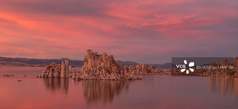 莫诺湖日落时分的钙华图片素材