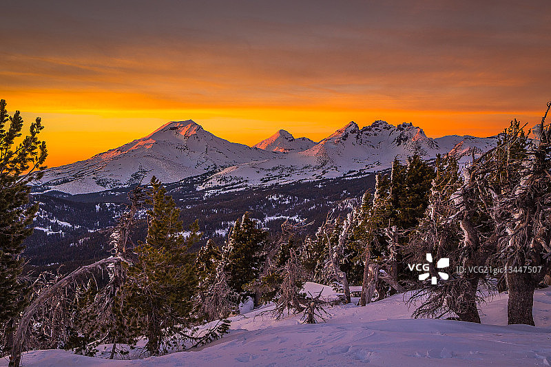 美国俄勒冈州喀斯喀特山脉三姐妹荒野日落时分的图马洛山和断顶山图片素材