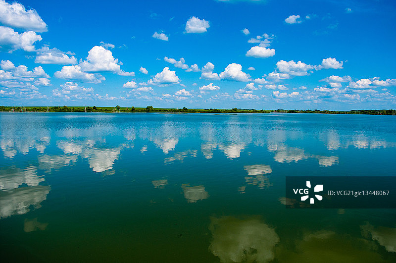 俄罗斯坦波夫州湖面倒映的云彩图片素材