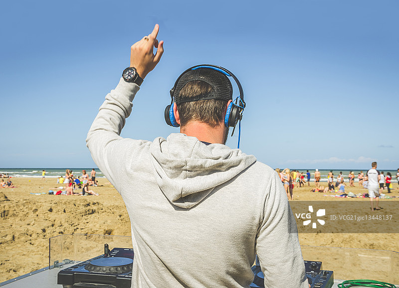 DJ在海滩派对上混音图片素材