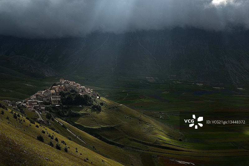 意大利卡斯特卢奇奥山丘上的村庄航拍图片素材
