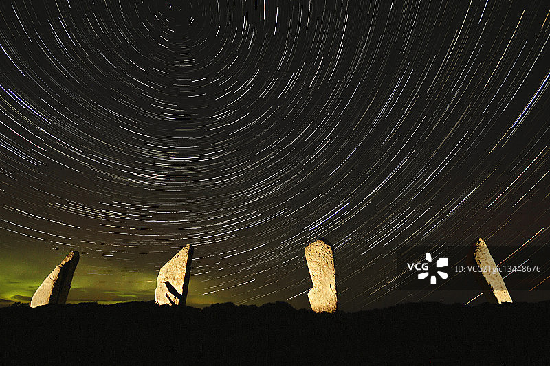 奥克尼群岛布罗德加环状石阵的极光图片素材