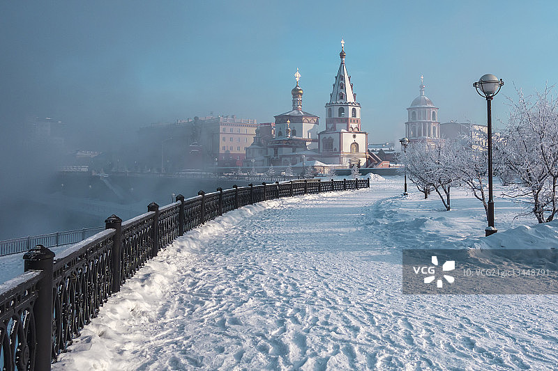通往俄罗斯伊尔库茨克救世主教堂的冬季步道图片素材