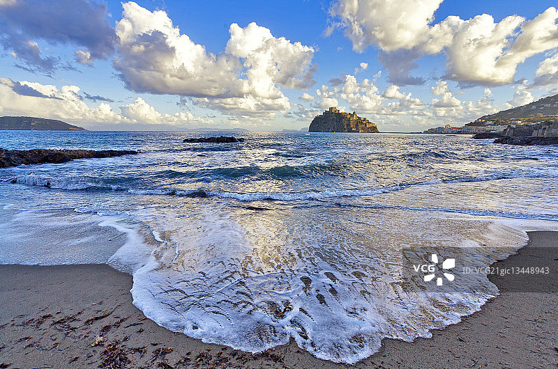 意大利伊斯基亚岛沙滩上的田园风光云景图片素材