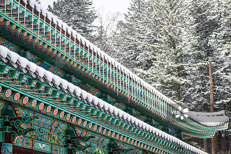 韩国平昌木制寺庙屋檐上悬挂的冰柱图片素材