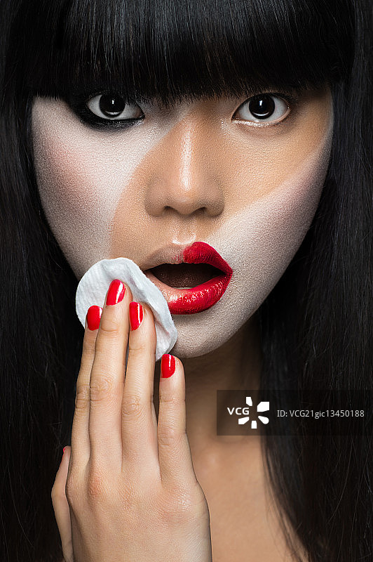 年轻女人卸妆图片素材