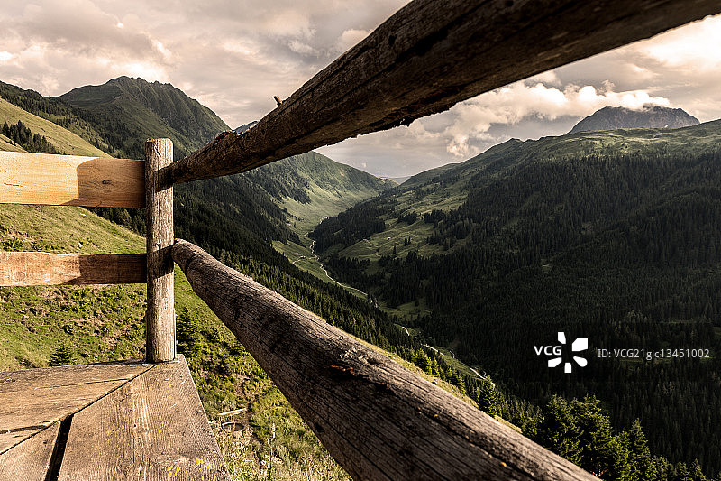 奥地利蒂罗尔州基茨比厄尔山脉阴天景色图片素材