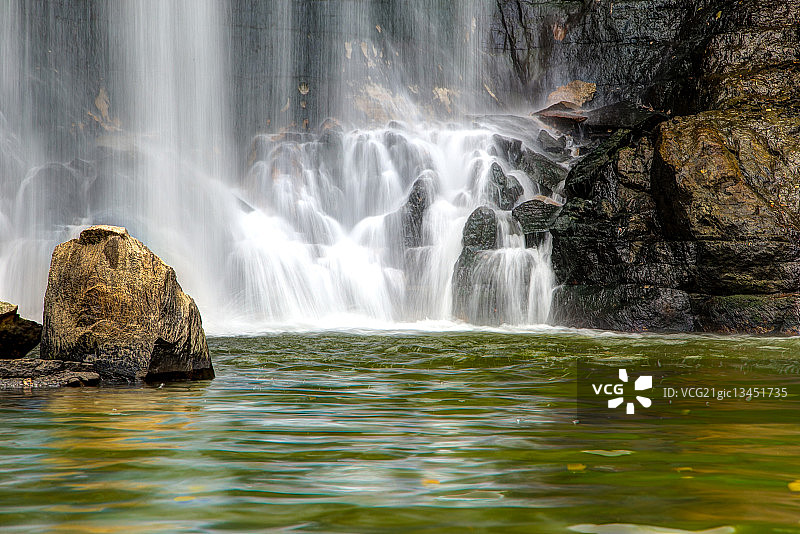 美国明尼阿波利斯州米尼哈哈的阳光瀑布图片素材