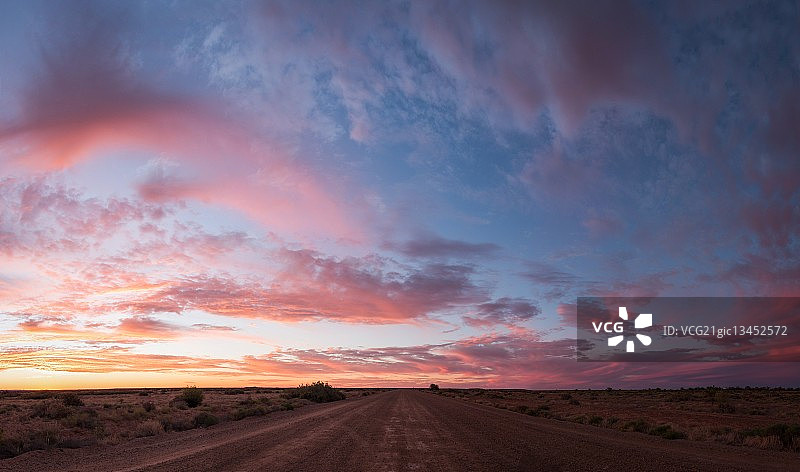 夕阳下田野中的空旷道路图片素材