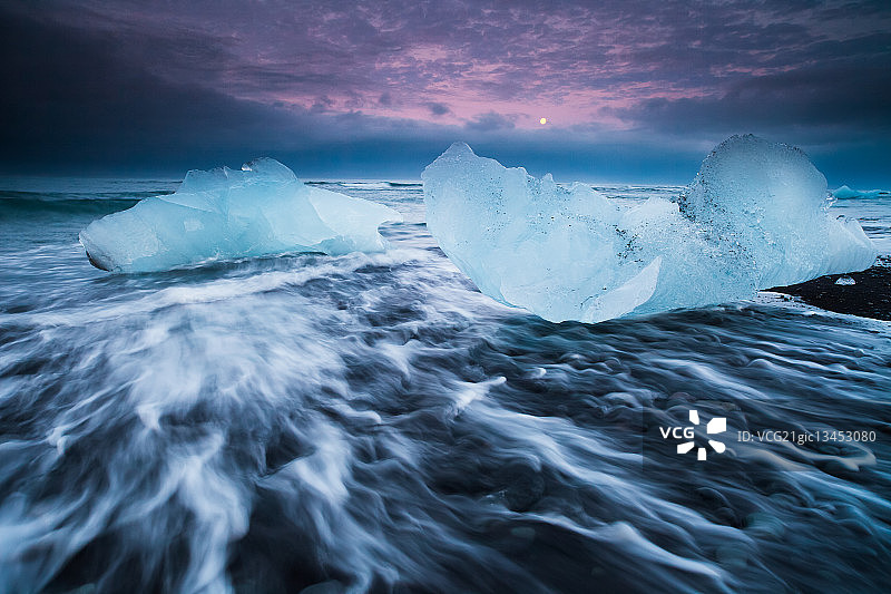 杰古沙龙冰川湖上空的月亮图片素材